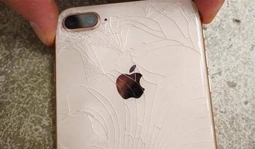 而且也有果粉表示:iphone 8上的玻璃背板是很容易碎掉的.