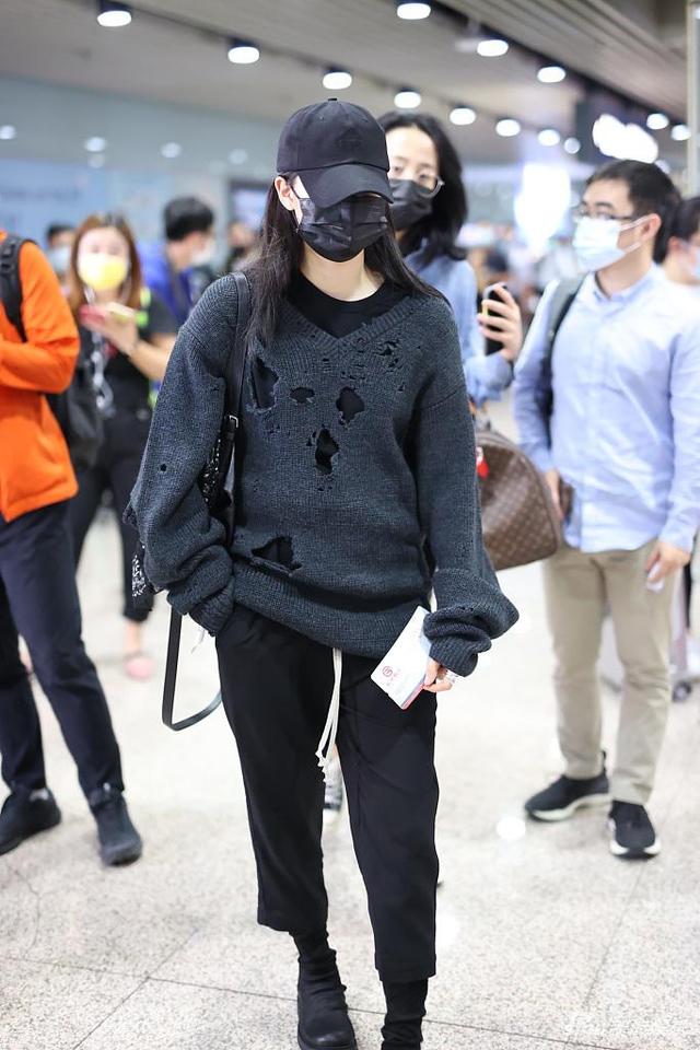 组图：欧阳娜娜穿破洞针织衫亮相机场 一身黑秒变酷女孩