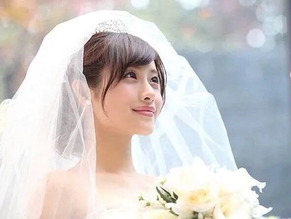 恭喜！33岁日本著名女星石原聪美亲自撰文宣布结婚，嫁同龄圈外男友