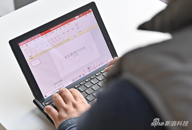 首款折叠屏笔记本ThinkPad X1 Fold