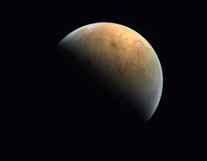 「希望号」传回首张火星影像——从晨光中浮现的火星奥林帕斯山。